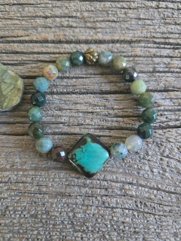 Faceted Agate and Howlite Bracelet
